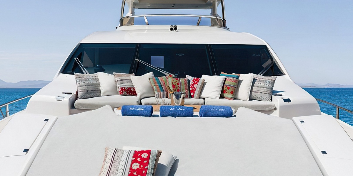 Продается моторная яхта Sunseeker 86 - подушки на носу